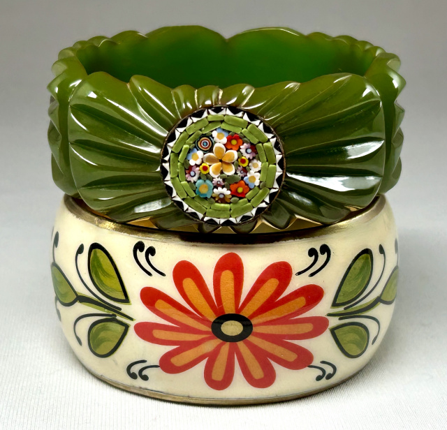 BB436 carved green bakelite bangle with millefiori dots